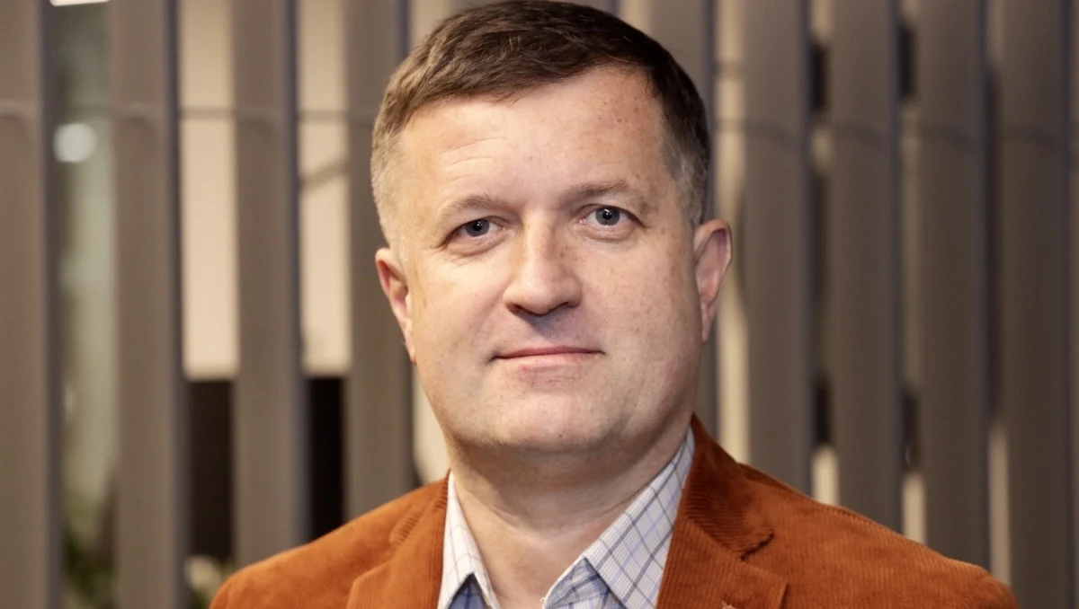 „W tej chwili możemy iść w kierunku trzech scenariuszy: tego najbardziej militarnego i krwawego. Nie nazwałbym go najbardziej prawdopodobnym, ale jednak bardzo możliwym. Wiemy, że prezydent Putin nie cofnie się przed niczym, a Białoruś jest strategicznym partnerem Rosji i jest takim kordonem sanitarnym przed NATO. Oczywiście Rosji nie zależy na rewolucji, ale na pewno nie odda Białorusi państwom zachodnim. Pamiętajmy również, że Białoruś jest bardzo powiązana gospodarczo i wojskowo w ramach państwa związkowego z Rosją i jest absolutnie strategicznym i ważnym partnerem dla Federacji Rosyjskiej” - powiedział w Rozmowie w samo południe w RMF FM gen. Jarosław Stróżyk, generał Sił Zbrojnych Rzeczpospolitej Polskiej w stanie spoczynku.