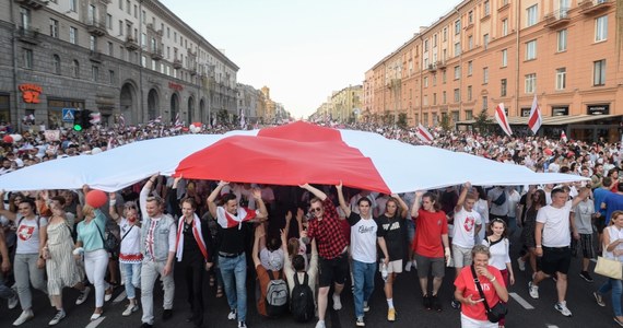 Po niedzieli, która była dniem protestów w całej Białorusi, nie słabną demonstracje przeciwko Alaksandrowi Łukaszence. Od rana nie działa państwowa telewizja - pracownicy ogłosili strajk. Podczas spotkania Łukaszenki z robotnikami publiczność krzyczała: „Odejdź!”.  Protestujący pracownicy fabryk od rana uczestniczą w marszu, odwiedzając kolejne zakłady produkcyjne.