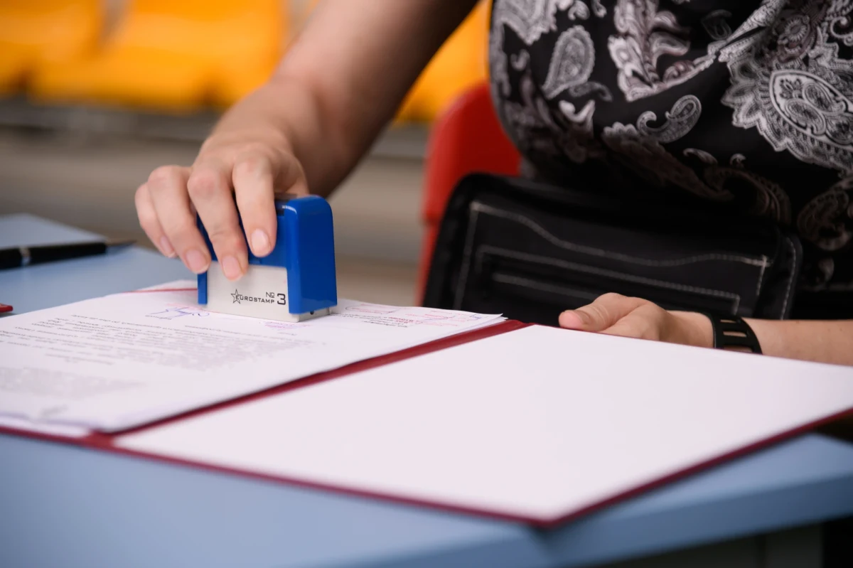 Co piąty urzędnik państwowy na bruk? - pyta w poniedziałek "Dziennik Gazeta Prawna". Redukcja etatów w administracji ma wynikać ze zmniejszenia liczby resortów.