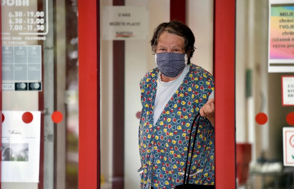 Od 1 września w Czechach obowiązkowe będzie noszenie maseczek w środkach komunikacji miejskiej, sklepach i innych zamkniętych pomieszczeniach; z nakazu zwolnieni będą uczniowie przebywający w klasach oraz klienci restauracji - ogłosił minister zdrowia Adam Vojtiech.