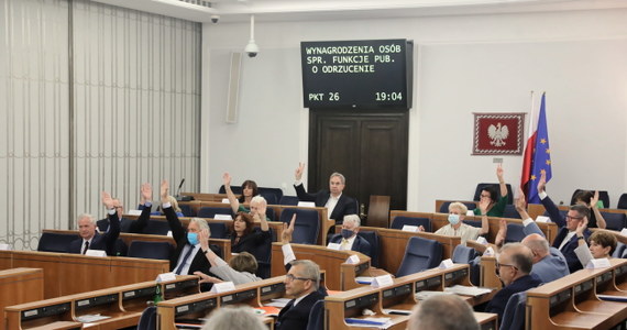 Senat opowiedział się przeciw przegłosowanym w piątek przez Sejm zmianom, wprowadzającym podwyżki dla polityków i zwiększenie subwencji dla partii politycznych. Za odrzuceniem tej nowelizacji głosowało 48 senatorów, 45 było przeciw. Nikt się nie wstrzymał. "Stało się, jak się stało, i wydaje mi się, że na tym, co zaszło dziś w Senacie, ten projekt kończy swoją historię" - ocenił wicemarszałek Sejmu Ryszard Terlecki.

