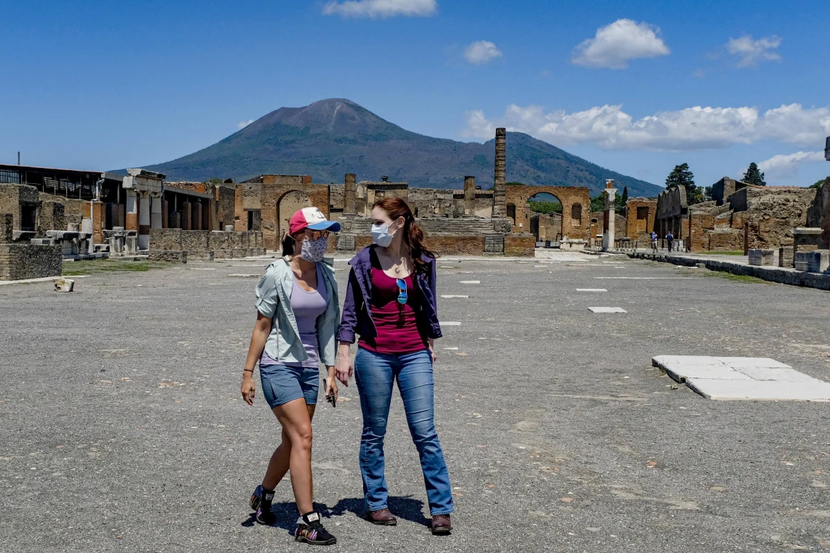 Do roku więzienia i 3 tysiące euro grzywny – taka kara grozi turystyce, która weszła na dach term w parku archeologicznym w Pompejach, by zrobić sobie zdjęcie. Zachowanie kobiety mogło doprowadzić do zawalenia się konstrukcji. Dyrekcja włoskiego parku ma nadzieję, że ustali jej tożsamość, bo bilety są imienne.