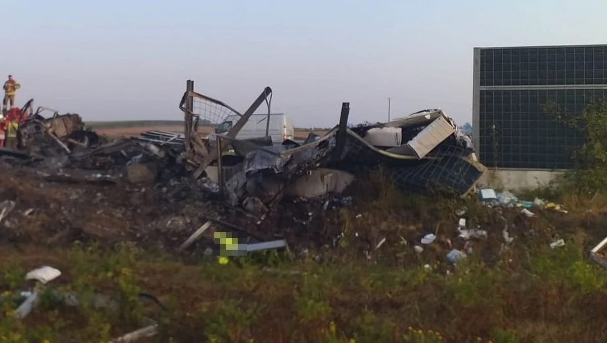 Tragiczny wypadek na obwodnicy Lublina. Ciężarówka uderzyła w bariery i stanęła w płomieniach. Po ugaszeniu pożaru strażacy znaleźli w kabinie zwęglone zwłoki kierowcy.