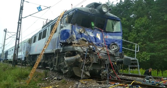 Jedna osoba zginęła i jedna została ciężko ranna w zderzeniu ciężarówki z pociągiem w miejscowości Przędzel koło Niska na Podkarpaciu. 