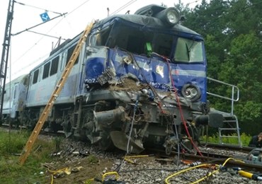 Tragedia na przejeździe. Ciężarówka zderzyła się z pociągiem. Jedna osoba nie żyje