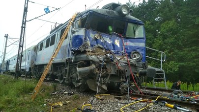 Tragedia na przejeździe. Ciężarówka zderzyła się z pociągiem. Jedna osoba nie żyje