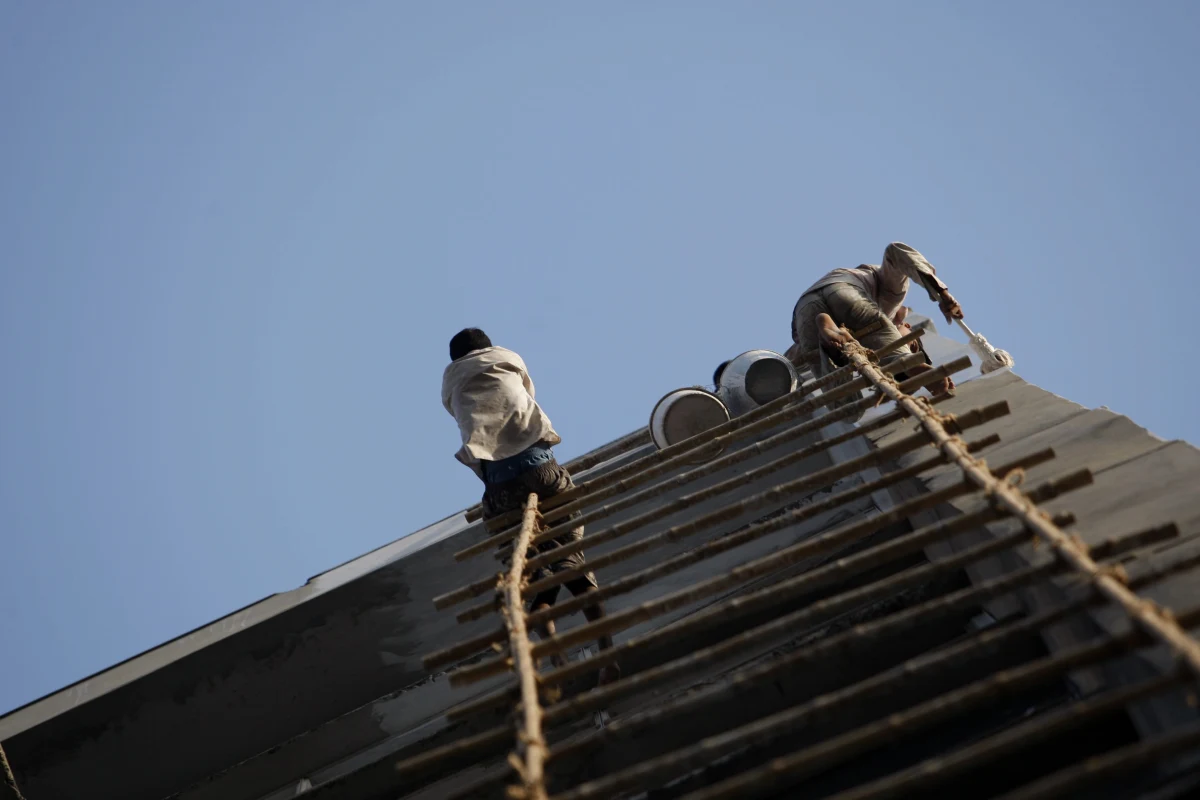 Policja wyjaśnia sprawę młodego mężczyzny, który przebywając na kwarantannie, opuścił miejsce odosobnienia, by udać się na spacer, a także odwiedzającego go kolegi. Obaj próbowali uciekać przez okno. Do zdarzenia doszło w hotelu, gdzie kwarantannę odbywali również policjanci.