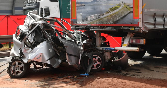 Na trasie S8 przy węźle Łabiszyńska doszło do zderzenia dwóch samochodów osobowych i sześciu ciężarówek; w wypadku zginęła jedna osoba - poinformował we wtorek PAP dyżurny Punktu Informacji Drogowej GDDKiA. Jak przekazała KSP na trasie S8 przywrócono ruch na dwóch pasach tranzytowych. Możliwy jest także wjazd na trasę S8 w Markach.
