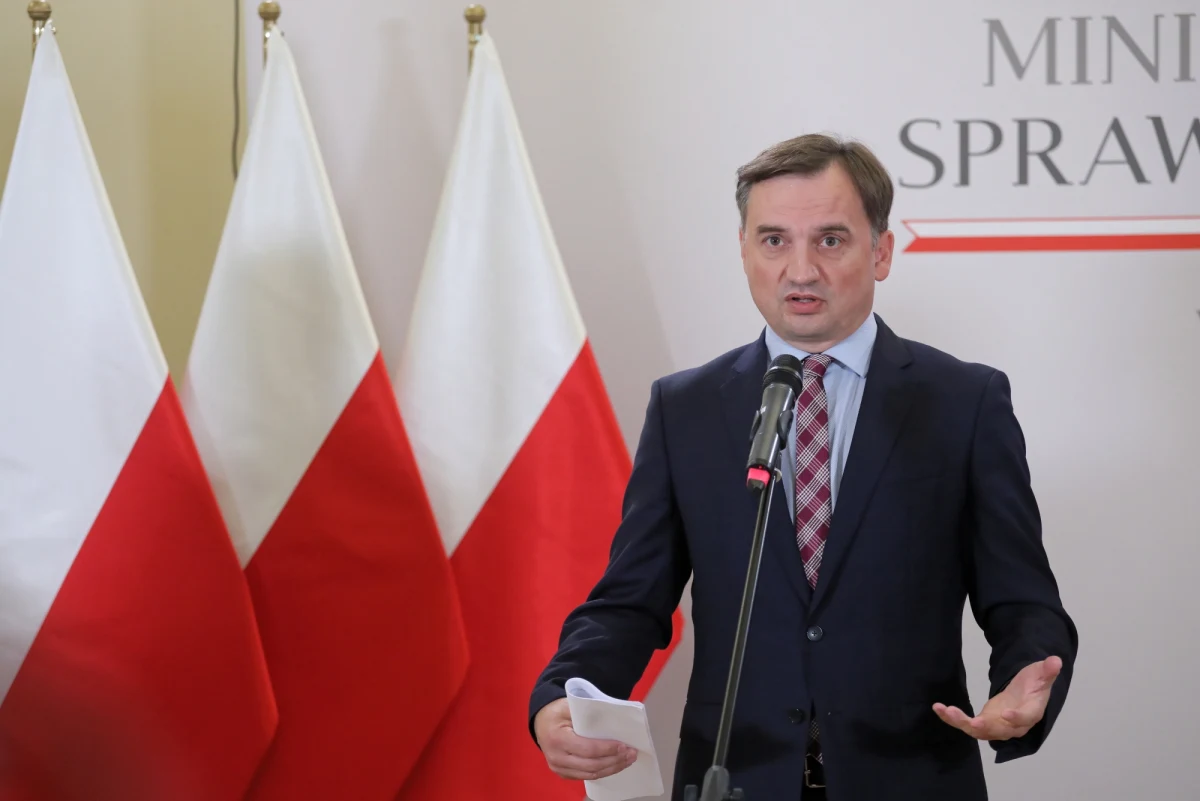 Minister sprawiedliwości Zbigniew Ziobro zapowiedział wsparcie dla gmin, którym Komisja Europejska nie przekazała środków unijnych z przyczyn - w jego ocenie - ideologicznych. Zapowiedział też wniosek do premiera Mateusza Morawieckiego w sprawie utworzenia stałego mechanizmu takiego wsparcia.