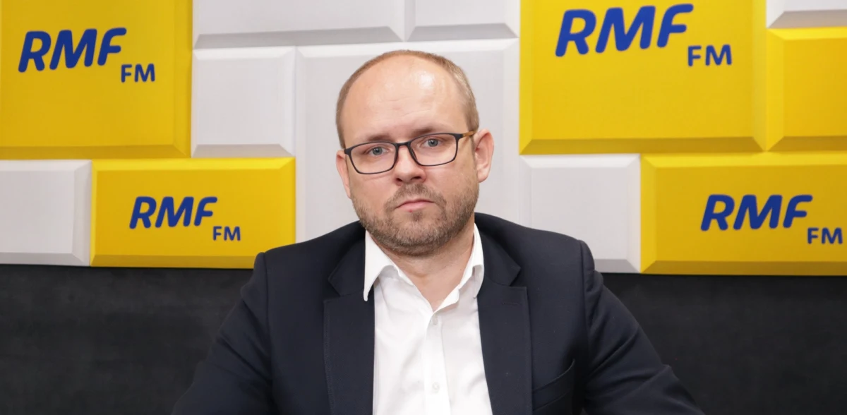 "Polska wzywa do powtórzenia procesu wyborczego na Białorusi. Wezwanie jest dosyć kategoryczne i jasne" - mówi w Rozmowie w samo południe w RMF FM wiceszef MSZ Marcin Przydacz. "Mówimy o szeregu nieprawidłowości, nie zostali dopuszczeni międzynarodowi obserwatorzy, istnieje obiektywna konieczność powtórzenia tego procesu" - podkreśla gość Pawła Balinowskiego. "Polska jedzie na (jutrzejsze – przyp. red.) spotkanie Rady Europejskiej z mocnym przekonaniem o konieczności zabrania twardego głosu w duchu jedności przez UE, przez Radę Europejską. UE musi mówić językiem twardym. Będziemy się domagać dyskusji o przyszłości, jest na stole dyskusja o sankcjach personalnych" - zapewnia Przydacz. 