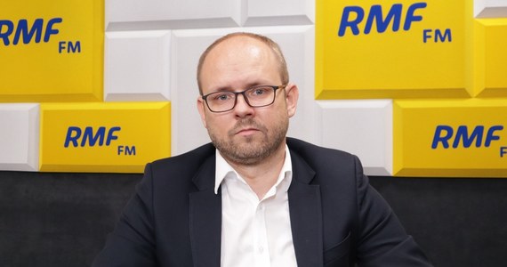 "Polska wzywa do powtórzenia procesu wyborczego na Białorusi. Wezwanie jest dosyć kategoryczne i jasne" - mówi w Rozmowie w samo południe w RMF FM wiceszef MSZ Marcin Przydacz. "Mówimy o szeregu nieprawidłowości, nie zostali dopuszczeni międzynarodowi obserwatorzy, istnieje obiektywna konieczność powtórzenia tego procesu" - podkreśla gość Pawła Balinowskiego. "Polska jedzie na (jutrzejsze – przyp. red.) spotkanie Rady Europejskiej z mocnym przekonaniem o konieczności zabrania twardego głosu w duchu jedności przez UE, przez Radę Europejską. UE musi mówić językiem twardym. Będziemy się domagać dyskusji o przyszłości, jest na stole dyskusja o sankcjach personalnych" - zapewnia Przydacz. 