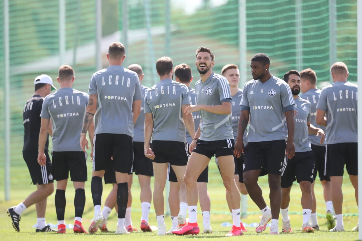 Główny Inspektorat Sanitarny poinformował, że może się odbyć wtorkowy mecz Legia Warszawa - Linfield FC w pierwszej rundzie eliminacji Ligi Mistrzów. Jeden z piłkarzy mistrzów Polski miał pozytywny wynik przeprowadzonego w niedzielę badania na koronawirusa.