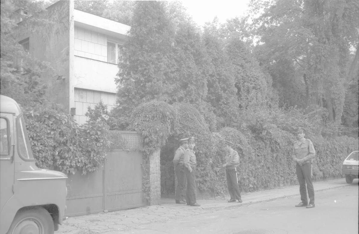 W środę przed Sądem Okręgowym w Warszawie ma się rozpocząć proces oskarżonych w sprawie zabójstwa małżeństwa Jaroszewiczów w 1992 r. Na ławie oskarżonych zasiądą trzy osoby powiązane z mafią pruszkowską – członkowie tzw. gangu karateków. Początek rozprawy wyznaczono na godz. 10.