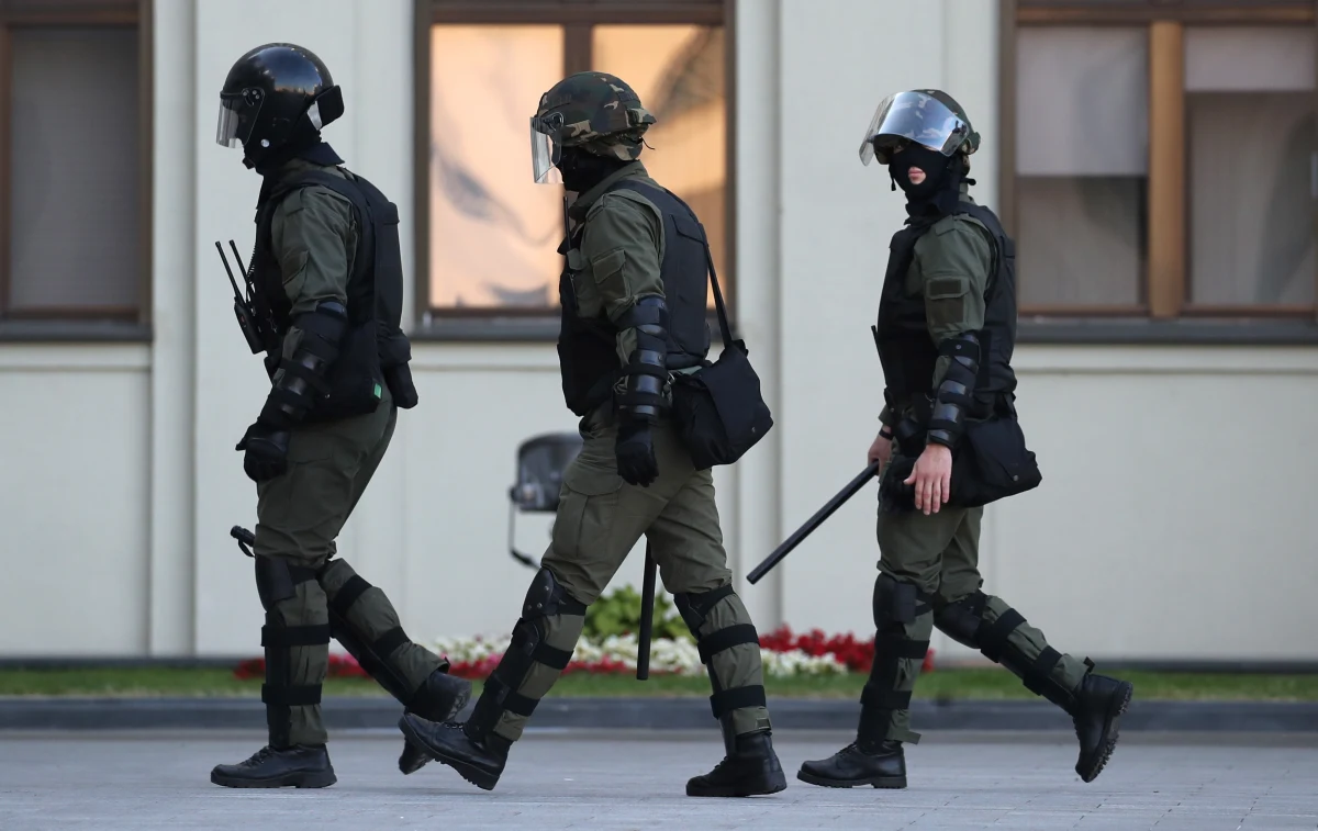 Prezydent Alaksandr Łukaszenka oznajmił we wtorek, że Białoruś rozlokowała oddziały swojej armii na zachodniej granicy kraju i że są one w pełnej gotowości bojowej. Ocenił, że na Białorusi pojawiają się problemy "nie tylko wewnątrz, ale i z zewnątrz". Jak skomentował powołanie przez opozycję w kraju rady koordynacyjnej jest "próbą przejęcia władzy ze wszystkimi wypływającymi z tego konsekwencjami".