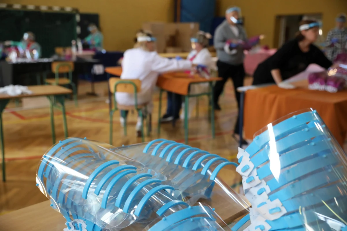 W szkołach na Podkarpaciu dzieci będą uczyły się w przyłbicach, a zajęcia wychowania fizycznego będą odbywać się na zewnątrz – to wytyczne podkarpackiego inspektora sanitarnego dla dyrektorów szkół w regionie.