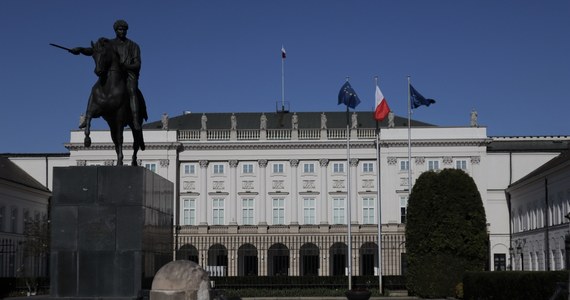 Andrzej Duda wprowadza podwyżki dla swoich współpracowników - informuje "Rzeczpospolita". Jak wyjaśnia, od września podwyżki obejmą wszystkich 400 pracowników Kancelarii Prezydenta. 