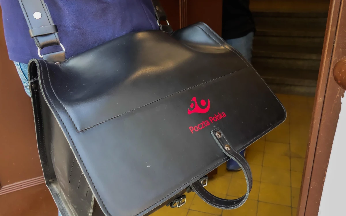 Popyt na tradycyjną korespondencję skurczył się w Polsce w niespotykanym dotąd tempie, ale koszty pracy listonoszy pozostają najwyższe w Europie - czytamy w środowej "Rzeczpospolitej".