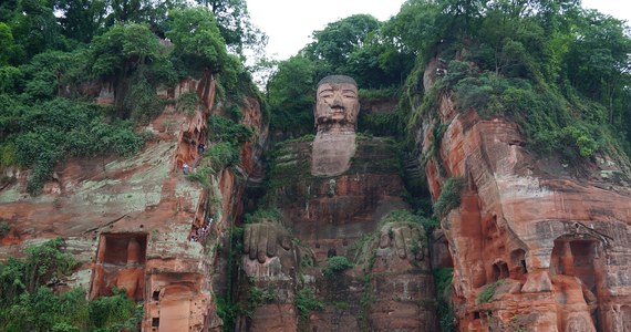 Podnoszący się poziom wody w górnym biegu rzeki Jangcy wymusił ewakuację 100 tys. Osób. Zagroził też 1200-letniemu Wielkiemu Buddzie z Leshan, wykutemu w skale posągowi wpisanemu na listę dziedzictwa UNESCO.