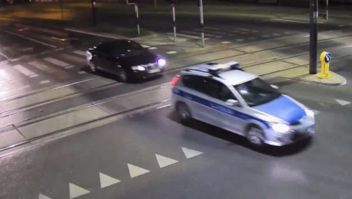 Policjanci w Olsztynie zauważyli auto, które zdecydowanie za szybko jechało i wykonywało ryzykowne manewry. Gdy zatrzymali je do kontroli, okazało się, że pasażerem jest 2-latka, która pilnie potrzebuje pomocy medycznej. Funkcjonariusze od razu zaczęli eskortować samochód na szpitalny oddział ratunkowy w Olsztynie.