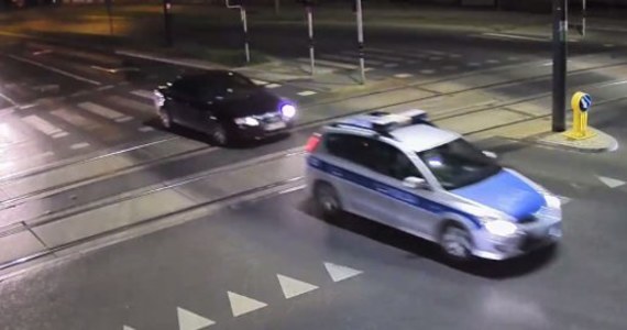 Policjanci w Olsztynie zauważyli auto, które zdecydowanie za szybko jechało i wykonywało ryzykowne manewry. Gdy zatrzymali je do kontroli, okazało się, że pasażerem jest 2-latka, która pilnie potrzebuje pomocy medycznej. Funkcjonariusze od razu zaczęli eskortować samochód na szpitalny oddział ratunkowy w Olsztynie.