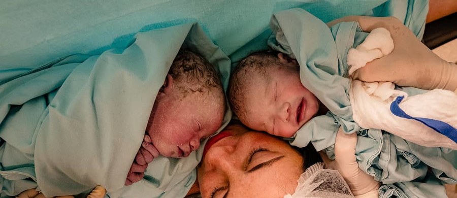 Brazylijski artysta-fotograf, Rafael Rosa odnalazł się w dość specyficznej, jak na mężczyznę, niszy - od lat z powodzeniem zajmuje się fotografią ciążową, noworodkową, niestraszne mu też sesje na porodówkach. Obok jego niezwykłych prac po prostu nie da się przejść obojętnie.