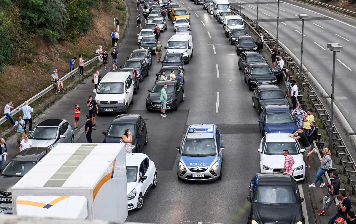 30-letni Irakijczyk we wtorek wieczorem spowodował serię poważnych wypadków na autostradzie A100 w Berlinie. Prokuratura w Berlinie twierdzi, że zrobił to celowo - kierował się motywami islamistycznymi. W wypadkach rannych zostało sześć osób, w tym trzy poważnie.