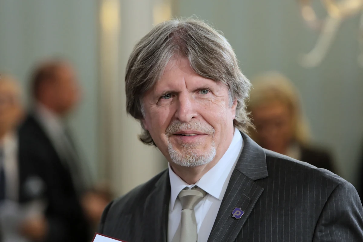 „Nie chodzi o zadowolenie. Mam nadzieję, że w tej chwili nastąpi korekta sposobu walki z epidemią. Że ona się bardziej skonkretyzuje” – powiedział Andrzej Sośnierz, były prezes Narodowego Funduszu Zdrowia i obecny poseł Porozumienia, pytany w Rozmowie w samo południe o to, co sądzi o rezygnacji Łukasza Szumowskiego z kierowania resortem zdrowia.