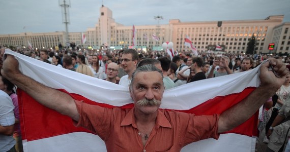 W szpitalu w Mińsku zmarł 43-letni Hienadź Szutau z Brześcia, który 11 sierpnia został postrzelony podczas protestów w tym mieście. Informację podał portal TUT.by. To trzecia ofiara śmiertelna brutalnie stłumionych przez milicję manifestacji. Siły OMON rozpędziły dziś ludzi zgromadzonych przed fabryką traktorów w Mińsku, a MSW potwierdziło zatrzymanie dwóch osób.