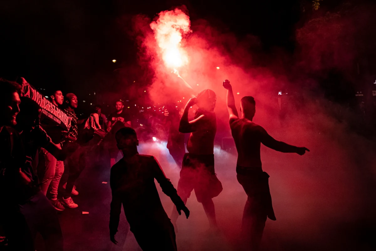 Trzydzieści sześć osób zostało zatrzymanych w stolicy Francji w wyniku nocnego świętowania pierwszego w historii awansu piłkarzy Paris-Saint Germain do finału Ligi Mistrzów.
