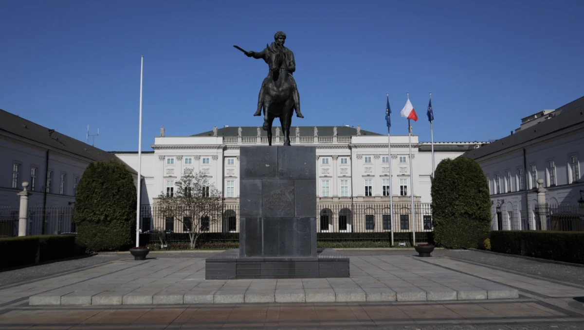 Podwyżki w kancelarii prezydenta to realizacja ustawy budżetowej i nie mają nic wspólnego z tym, co było przygotowane ostatnio w parlamencie - tak prezydencki minister Andrzej Dera odniósł się w rozmowie z TVN24 do informacji dziennika "Rzeczpospolita" o podwyżkach w kancelarii prezydenta.