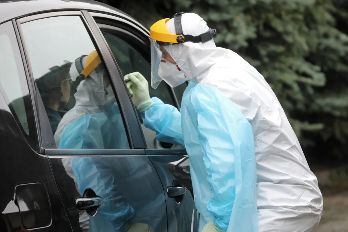 Ministerstwo Zdrowia potwierdziło dzisiaj 160 nowych przypadków zakażeń koronawirusem w województwie śląskim. Tym samym liczba osób, które zachorowały w tym regionie przekroczyła już 19 tys. - najwięcej w kraju. Na Śląsku wykryto dwa nowe ogniska zakażeń: Dom Seniora "Natalia" w Kobiórze oraz zorganizowany w okolicach Karpacza obóz grupy judoków z Bytomia.