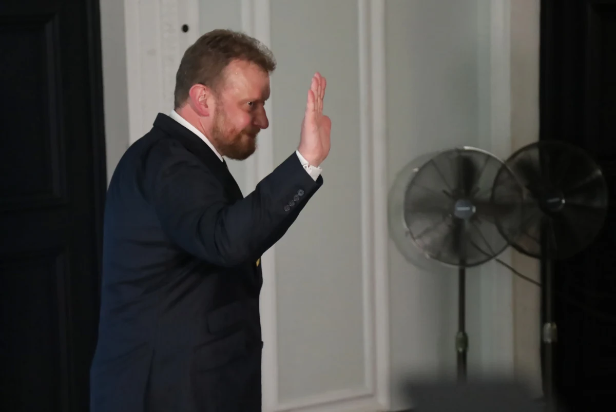 ​Podczas konferencji prasowej byłego już ministra zdrowia Łukasza Szumowskiego, na której mówił o przyszłości resortu, pojawił się poseł Koalicji Obywatelskiej Dariusz Joński. Polityk zaczął wypytywać byłego ministra o pieniądze za respiratory i maski.