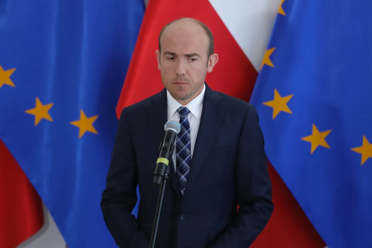 Lider PO Borys Budka zapowiedział w Polsat News, że niedługo przestanie łączyć funkcję szefa partii i szefa klubu. Aby klub mógł wybrać nowe władze, musi jednak zebrać się w pełnym składzie. 