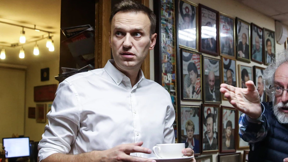 Aleksiej Nawalny, rosyjski bloger i opozycjonista trafił do szpitala w Omsku z powodu zatrucia. Jak podejrzewają jego współpracownicy, polityk mógł zostać otruty. Pojawiło się nagranie ze środka samolotu, którym leciał.