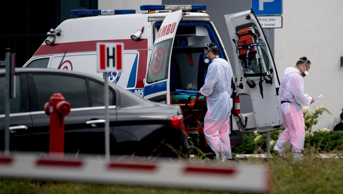 Mimo że w Polsce większość osób choruje na COVID-19 bezobjawowo, to coraz więcej młodych ludzi trafia z objawami do szpitali i to w dość ciężkim stanie. Dlatego powinniśmy zweryfikować opinię, że młodych ta choroba nie dotyczy – uważa wiceminister Waldemar Kraska.