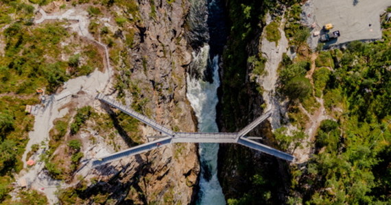 W piątek pierwsi śmiałkowie będą mogli się przejść kładką zawieszoną nad mającym 182 metrów wysokości wodospadem Voringsfossen w Norwegii. Pomost ma 47 metrów długości i łączy zbocza w przełęczy w Hardangervidda w dolinie Mabodalen. Do tej pory turyści mogli zachwycać się urokami wodospadu z punktów widokowych umieszczonych po obu stronach przełęczy. Teraz – jeśli tylko nie cierpią na lęk wysokości - obejrzą kipiel z góry. 