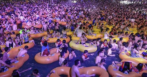 Państwowe chińskie gazety bronią park rozrywki w Wuhanie, pierwszym ognisku pandemii Covid-19, gdzie zorganizowano niedawno festiwal muzyczny z udziałem tłumów ludzi w basenie. Wydarzenie wzbudziło kontrowersje i obawy przed szerzeniem się wirusa.
