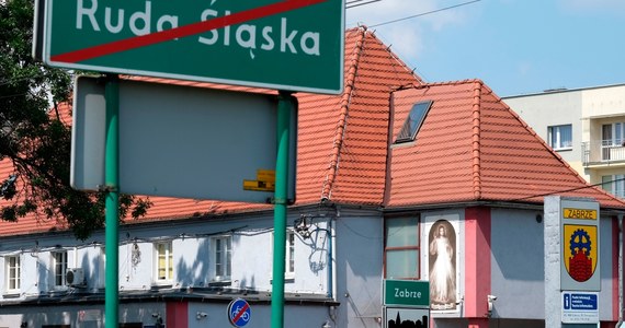 Zorganizowany przez górniczy związek zawodowy z Rudy Śląskiej wakacyjny wyjazd nad morze okazał się ogniskiem koronawirusa - wynika z informacji władz miasta. Wszystkie uczestniczące w wyjeździe rodziny objęto kwarantanną. Zakażonych jest 20 osób z Rudy Śląskiej i mieszkańcy innych miejscowości.