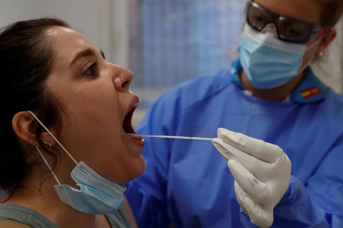 Władze wspólnot autonomicznych Hiszpanii wraz z nasilającą się epidemią Covid-19 wprowadzają niezależnie od decyzji resortu oświaty własne restrykcje. W czwartek rządy regionu Madrytu i Katalonii zapowiedziały zwiększenie liczby szkolnych pielęgniarek i nauczycieli, a w Galicii i Aragonii nakazano noszenie masek uczniom od 6. roku życia.