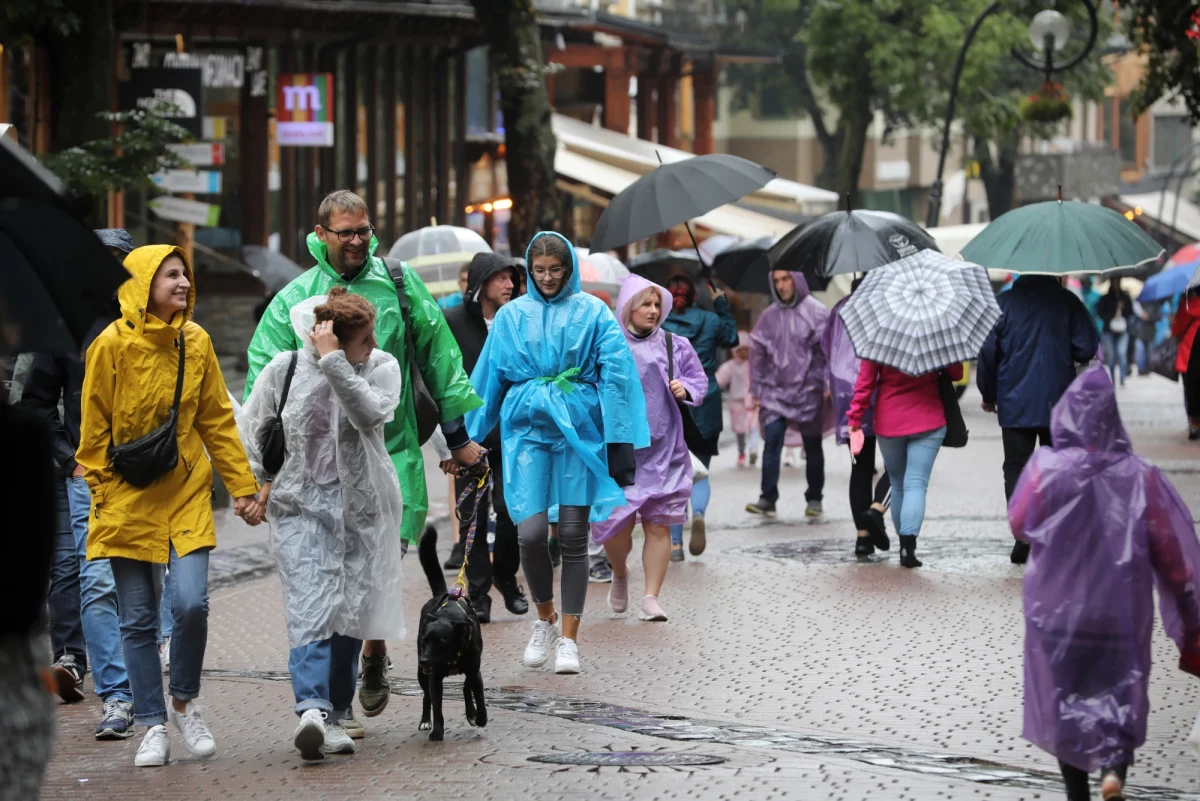O przestrzeganie obostrzeń sanitarnych zaapelowało do turystów i mieszkańców starostwo powiatowe w Zakopanem. Powiat tatrzański znalazł się na liście kolejnych regionów zakwalifikowanych do tzw. strefy żółtej, a nowotarski - do czerwonej. 