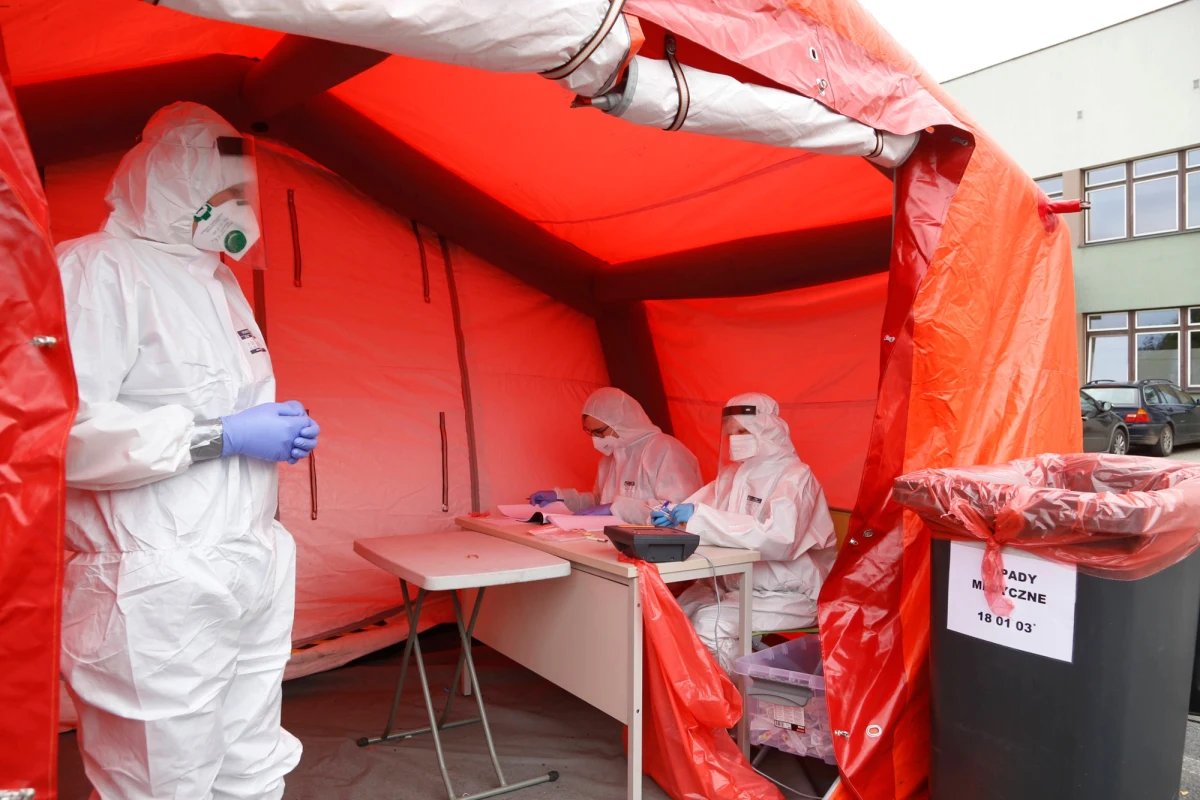 W woj. śląskim - gdzie zanotowano najwięcej zakażeń koronawirusem - tylko Rybnik i powiat rybnicki pozostają nadal w czerwonej strefie epidemicznej. Wcześniej były w niej także Jastrzębie-Zdrój, Wodzisław Śląski i Ruda Śląska. Ruda Śląska trafiła teraz do kategorii żółtej, w której są także powiat pszczyński i Żory. Pozostałe nie są już uznawane za obszary, w których będą obowiązywać dodatkowe obostrzenia związane z zagrożeniem epidemicznym.