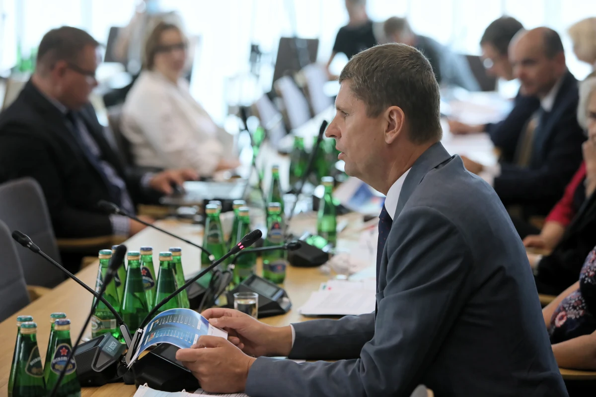 "Ministerstwo edukacji zostawia sobie prawo do tego, by w sytuacji trudnej, w uzgodnieniu z ministrem zdrowia i głównym inspektorem sanitarnym, podjąć decyzję o przechodzeniu na kształcenie na odległość w skali województwa, kilku województw czy nawet całego kraju, jeśli będzie taka potrzeba" – powiedział w TVP Info szef resortu edukacji Dariusz Piontkowski. Stwierdził też, że "powrót po wakacjach tak samo, jak powrót z ulicy, ze sklepu może być tym powrotem, po którym ktoś będzie nosicielem lub osobą chorą".