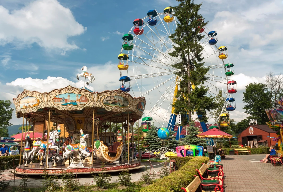 Park rozrywki Rabkoland w Rabce Zdroju (Małopolskie) zwolnił kilkadziesiąt osób, ponieważ od dziś jest tymczasowo nieczynny. Park musi wstrzymać działalność w związku z ogłoszeniem strefy czerwonej w powiecie nowotarskim.
