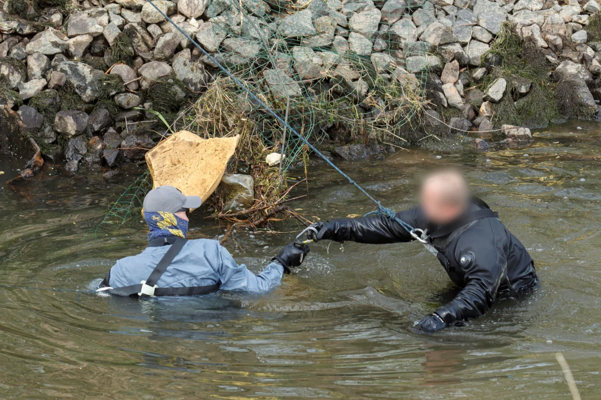 Prokuratura Rejonowa w Bolesławcu na Dolnym Śląsku skierowała do sądu akt oskarżenia przeciwko Rafałowi B., ojcu 3,5-letniego Kacperka, który w kwietniu utonął w rzece Kwisa w Nowogrodźcu. Poszukiwania chłopca trwały 12 dni. Teraz okazuje się, że dziecko tuż przed zaginięciem zażyło narkotyki, które ojciec miał ze sobą na działce i zostawił bez dozoru.