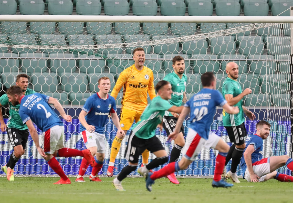 To był na razie krótki, ale bardzo ciekawy okres transferowy w piłkarskiej Ekstraklasie. Na powrót do kraju zdecydowało się kilku znanych zawodników z Arturem Borucem na czele. Drużyny jak zwykle sięgnęły także po zagranicznych piłkarzy. I jak zwykle część z nich okaże się wzmocnieniami, a część niewypałami. Oto najciekawsze z dotychczasowych transferów.