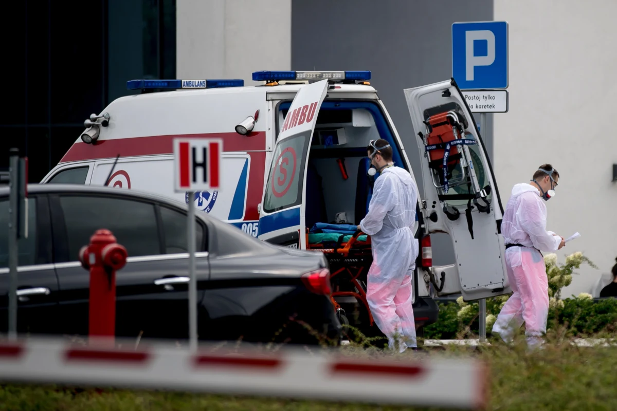 ​Nawet, jeśli zakażenie koronawirusem przeszliśmy bezobjawowo, konsekwencje dla naszego zdrowia mogą się ujawniać już po wyzdrowieniu. Lekarze z Łodzi przebadali 150 pacjentów, którzy zgłosili się zaniepokojeni dolegliwościami po przechorowaniu Covid-19. Duży wpływ na stan ozdrowieńców ma ich styl życia przed zachorowaniem.  