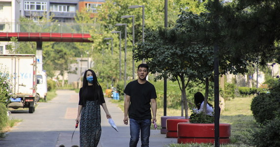 Po prawie dwóch tygodniach bez nowych lokalnych przypadków Covid-19 w Pekinie władze miasta zniosły obowiązek noszenia maseczek ochronnych w przestrzeni otwartej. Administracja Hongkongu zapowiedziała natomiast masowe badania przesiewowe.