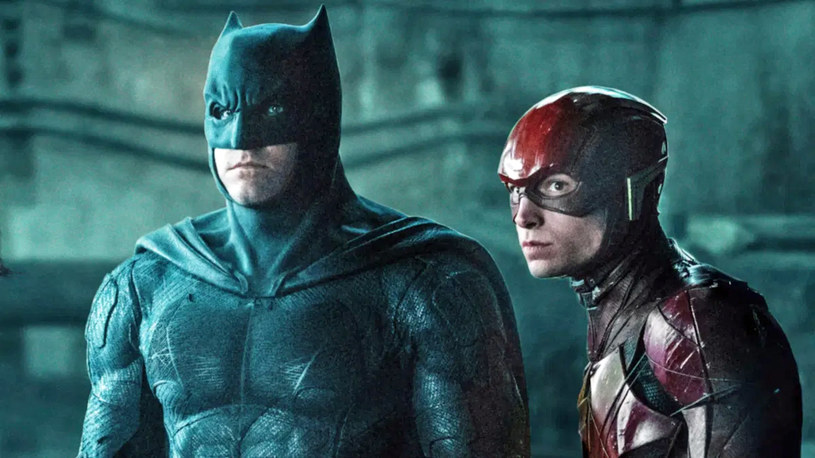 Ben Affleck wraca do roli Batmana! Po tym, jak przejął ją po nim Robert Pattinson w powstającym właśnie filmie "The Batman", wydawało się, że popularny aktor już nigdy nie założy kostiumu człowieka-nietoperza. Będzie inaczej. Nie dość, że Affleck po raz kolejny wystąpi jako Batman, to dojdzie do tego w filmie "The Flash", w którym w rolę innego Batmana wcieli się... Michael Keaton. Tym samym filmowe uniwersum DC Comics oficjalnie zmienia się w multiwersum.