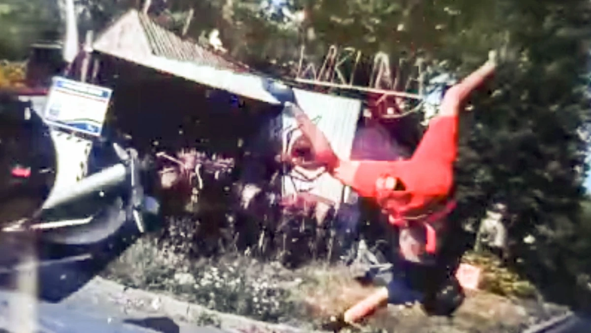 Gorzowscy policjanci zatrzymali 33-latka poszukiwanego Europejskim Nakazem Aresztowania (ENA) przez niemieckie służby. Mężczyzna wpadł w ich ręce po tym, jak jadąc motocyklem miał kolizję z autem osobowym – poinformował w piątek Grzegorz Jaroszewicz z Komendy Miejskiej Policji w Gorzowie.