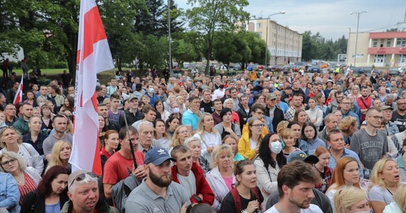 Protestami na Białorusi kierują i zarządzają USA, a Europejczycy im przyklaskują - oświadczył białoruski prezydent Alaksandr Łukaszenka podczas spotkania z pracownikami agrokombinatu Dzierżyński pod Mińskiem.